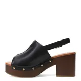 Sandalias de gamuza marrón con plataforma y taco grueso con acabado de efecto madera. Capellada envolvente de punta abierta, pulsera ajustable al tobillo y detalles de tachas metálicas doradas.