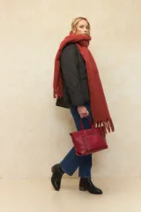 Campera capitoneada negra con botones veteados, bolsillos laterales de solapa y forro de satén con estampado animal print.