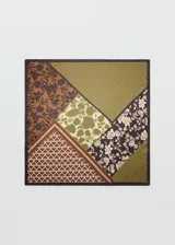 Pañuelo cuadrado de satén con estampado multicolor en bloques que combinan diseños florales, geométricos y de lunares en tonos verde, marrón, rosa y beige.