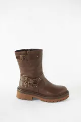 Bota de caña media confeccionada en cuero negro, con suela gruesa track antideslizante. Presenta un diseño estilo biker con estribo integrado, hebillas metálicas decorativas y una correa ajustable en la parte superior de la caña. Incluye cierre lateral para facilitar el calce.