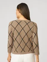 Cardigan tejido negro con estampado de rombos blancos, cuello redondo y cierre frontal con botones dorados. Marca Cable & Gauge.