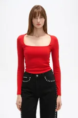 Remera manga larga color blanco, con ajuste al cuerpo y escote cuadrado.