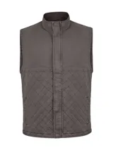 Chaleco marrón de RKF modelo Laurito, con diseño acolchado de rombos en la parte inferior y canesú liso superior, cuello alto y cierre frontal con solapa.