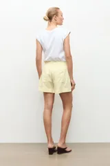 Short de lino color marrón topo, con cintura elástica y botón frontal.