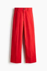 Pantalón en lona de algodón con cintura de tiro alto y cierre con botones. Piernas rectas con raya adelante y atrás, y bolsillos atrás de parche.