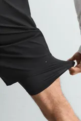 Pantalones cortos de entrenamiento 2 en 1 de color marrón, confeccionados por Zara Athleticz en tejido técnico ligero y elástico con malla interior. Cuenta con cintura elástica ajustable con cordón y bolsillos laterales.