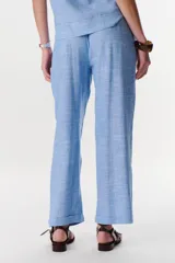 Pantalón de vestir azul de corte recto.