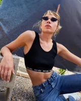 Top corto negro de morley con escote redondo bajo y elástico con logo en el bajo busto.