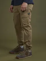 Pantalón cargo negro con bolsillos laterales con solapa, corte ajustado y tobillos elastizados.