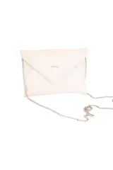 Sobre de fiesta tipo clutch, color off-white, con solapa frontal y cadena metálica fina extraíble. Presenta un diseño minimalista con logo metálico en la solapa.