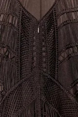 Vestido largo marrón de la ZW Collection de Zara, confeccionado con tejido de punto calado y diseño geométrico. Presenta escote en V, tirantes finos cruzados en la espalda y falda terminada en flecos largos.