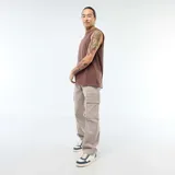 Pantalón cargo de corte recto en color gris, con bolsillos laterales tipo fuelle y cierre frontal.