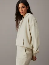 Pantalón de chándal de felpa de algodón orgánico, color beige claro, de corte regular con cintura elástica y puños de canalé.