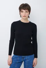 Buzo de tejido morley color marrón, con cuello redondo y mangas largas, de corte ajustado al cuerpo.