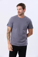 Remera lisa de manga corta y cuello redondo, color gris oscuro, de calce cómodo con pequeño logo bordado en el pecho.