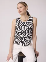 Musculosa de calce relajado con cuello redondo, confeccionada en tejido estampado en tonos de azul y crudo.