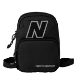 Mochila negra pequeña con logo "N" en gris y logo "New Balance" en blanco.