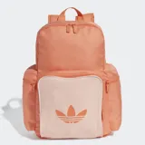 Mochila Adidas Adicolor color salmón con logo del trifolio en el bolsillo frontal.