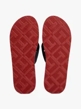 Ojotas de hombre color azul marino con tiras textiles trenzadas y apliques de cuero sintético marrón con el logo de Tommy Hilfiger. La suela presenta capas en azul marino, blanco y rojo.