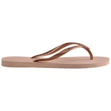 Ojotas Havaianas modelo Slim, de color rosado con tiras finas metálicas y textura de grano de arroz en la suela.