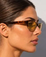 Lentes de sol Amber con silueta rectangular de inspiración noventera, montura de acetato con efecto carey y cristales amarillos con filtro de luz azul.