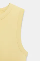 Top negro de tejido acanalado (rib), con cuello redondo y tirantes anchos, de corte ajustado.