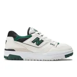 Championes New Balance 550, color blanco con detalles en verde y negro.