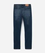 Pantalón de jean corte slim, color azul oscuro, con cierre frontal de botones y cremallera, bolsillos laterales y trabillas para cinturón.