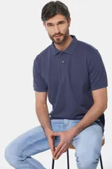 Remera polo de piqué, color azul, de manga corta con cuello en Rib y botones personalizados.