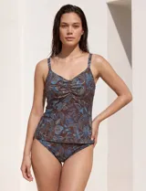 Tankini estampado de la marca Club del Sol, confeccionado con tejido italiano. Consta de una musculosa con escote en V fruncido, copa armada con sujetador interno y forro, combinada con una bombacha de bikini clásica a juego.