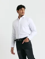 Camisa de vestir blanca de manga larga, con cuello clásico y cierre frontal de botones.