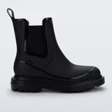 Botas tipo Chelsea de la marca Melissa, confeccionadas en material sintético impermeable con acabado mate y detalles brillantes. Presentan paneles laterales elásticos, suela de goma robusta con relieve y tirador en la parte superior trasera.