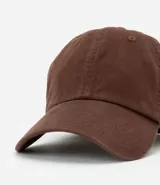 Gorro tipo gorra de béisbol color rosado, con visera curva y diseño liso.