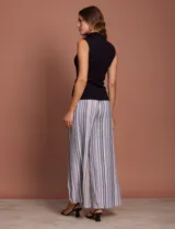 Musculosa negra de modal con cuello alto y corte ajustado.