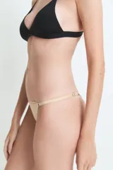 Pack de tres bombachas tipo colaless con terminaciones invisibles y detalle de puntilla en la cintura. Incluye una unidad negra, una con estampado animal print y una color nude.
