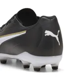 Championes de fútbol Puma King Match FG/AG, color negro con franja Puma blanca y ribete dorado. Suela con tapones moldeados para césped natural seco y césped artificial.