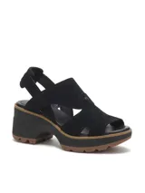 Sandalia de gamuza negra con taco bloque y plataforma dentada de goma marrón. Posee tiras anchas con aberturas laterales y tira ajustable en el talón.