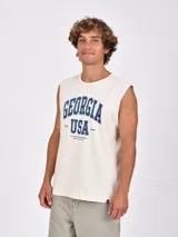 Musculosa negra con cuello redondo y sisas amplias. Estampado frontal con texto en blanco que incluye "GEORGIA", "USA", "SINCE 1998" y "UNITED STATES OF AMERICA BEST EVER".