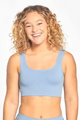 Bralette celeste con estructura trenzada, de tela simple y sin copas.