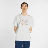 Remera de manga corta, cuello redondo, color gris melange, con un estampado gráfico en el pecho y en la espalda que simula un conjunto de tickets o recibos de compra.