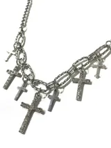 Collar de cadena de eslabones de acero quirúrgico plateado con múltiples dijes colgantes en forma de cruz, algunos lisos y otros con incrustaciones de pedrería.