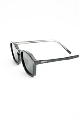 Lentes de sol polarizados con armazón negro de diseño geométrico y lentes oscuros.