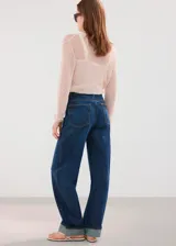 Jeans de corte wide leg, color azul oscuro, con tiro medio y botamanga con doblez.
