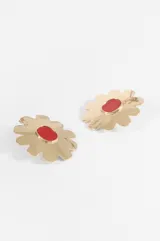 Aros caravanas con diseño de flor metálica dorada y centro ovalado de color rojo.