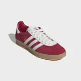 Championes Adidas Gazelle Indoor, color rojo oscuro (borgoña) con puntera de gamuza, tres franjas y talón en cuero sintético blanco, y suela de goma color caramelo.