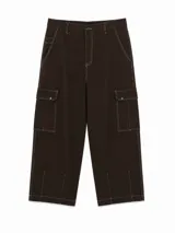 Pantalon cargo de corte recto y tiro medio, color marrón oscuro con costuras a la vista en color blanco. Presenta bolsillos laterales tipo cargo con solapa y cierre de botón, además de una abertura vertical en el ruedo de cada pierna.