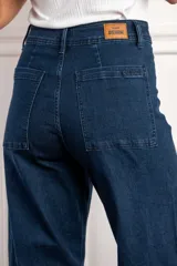 Pantalón de jean azul oscuro, de corte recto y tiro medio.