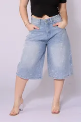 Bermuda de jean celeste con corte ancho y detalles de brillos blancos.