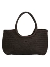Cartera tipo tote de cuero trenzado en color marrón oscuro, con diseño artesanal de tejido en espiga y asas fijas trenzadas. Incluye un parche de cuero con el logo de la marca en el centro.