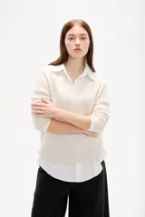 Sweater de tejido de punto color negro, con cuello en V y diseño holgado de manga larga.